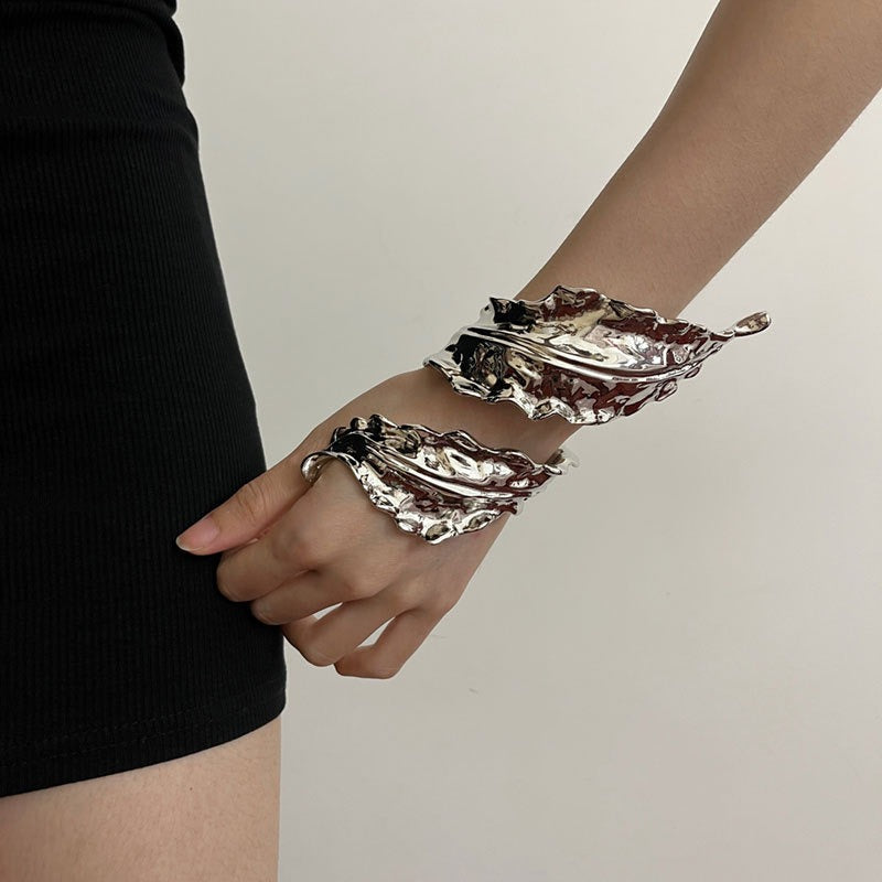 NYSSA – Bracelet feuille enroulée